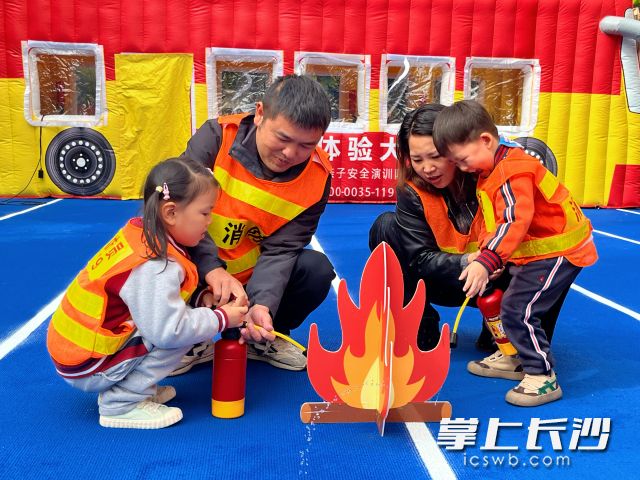 户外消防实景演练。