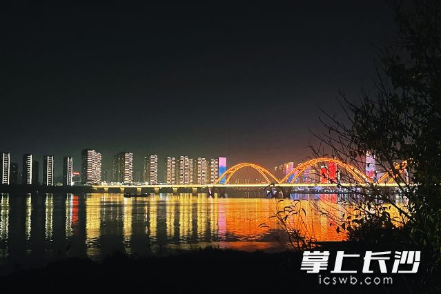 早晚温差较大,出门活动的市民要注意保暖。 长沙晚报全媒体记者 舒元臻 摄 早晚温差较大,出门活动的市民要注意保暖。 长沙晚报全媒体记者 舒元臻 摄