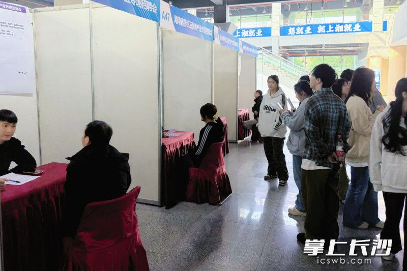 本次招聘会共收到简历258余份,达成初步就业意向110人次。 均为长沙晚报全媒体记者刘攀摄 本次招聘会共收到简历258余份,达成初步就业意向110人次。 均为长沙晚报全媒体记者刘攀摄
