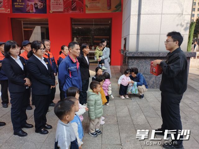 人人居安培训教官讲解防毒面罩的正确使用方法。 均为长沙晚报通讯员 孙岩岩供图