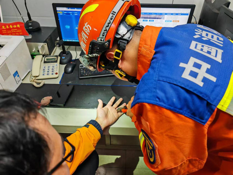 消防员在帮市民取戒指。 长沙晚报通讯员 彭宇环 摄 消防员在帮市民取戒指。 长沙晚报通讯员 彭宇环 摄