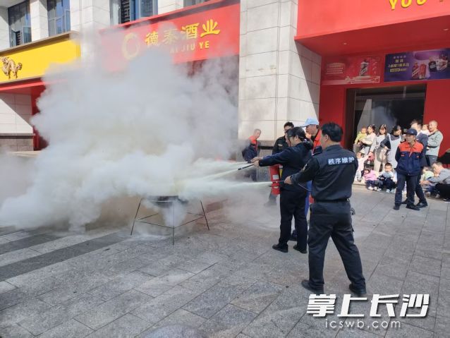 灭火器实操演练。