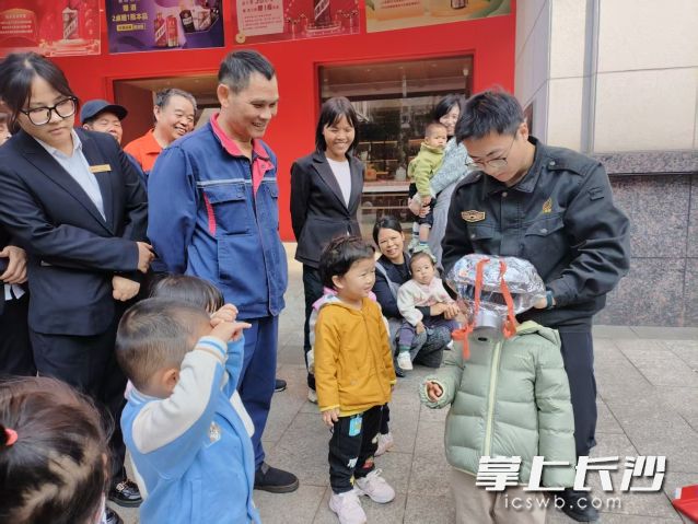 小朋友在教官的帮助下勇于尝试佩戴防毒面罩。