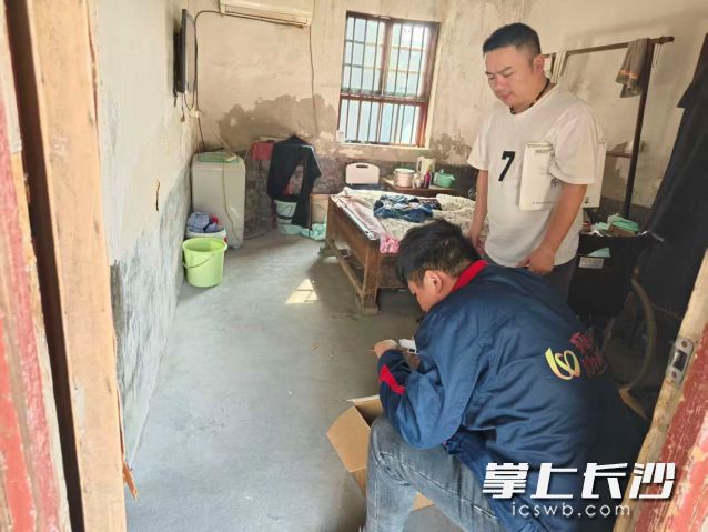 安装烟感器。 长沙晚报通讯员 邓娟供图