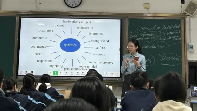 来自长郡湘府中学、长沙市周南中学等长沙名校的9位名师,覆盖语文、数学、英语等九大学科同步开展精品示范课。 来自长郡湘府中学、长沙市周南中学等长沙名校的9位名师,覆盖语文、数学、英语等九大学科同步开展精品示范课。