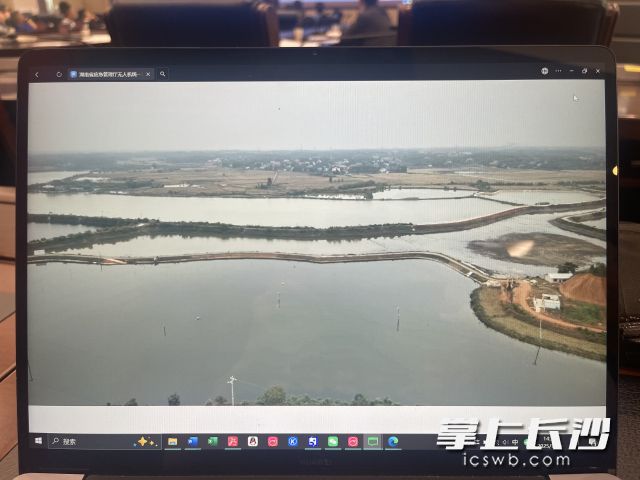 记者电脑界面显示无人机在团头湖实时采集的数据。