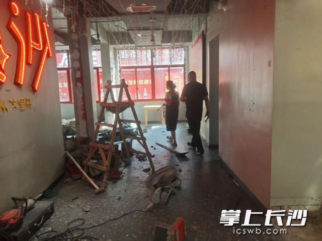 社区网格员常态化开展全覆盖巡查。 长沙晚报通讯员 张柳杉 供图 社区网格员常态化开展全覆盖巡查。 长沙晚报通讯员 张柳杉 供图