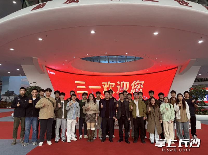 下午，学子们实地参观三一重工。