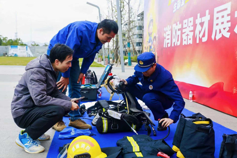 消防队员现场检查消防设备。