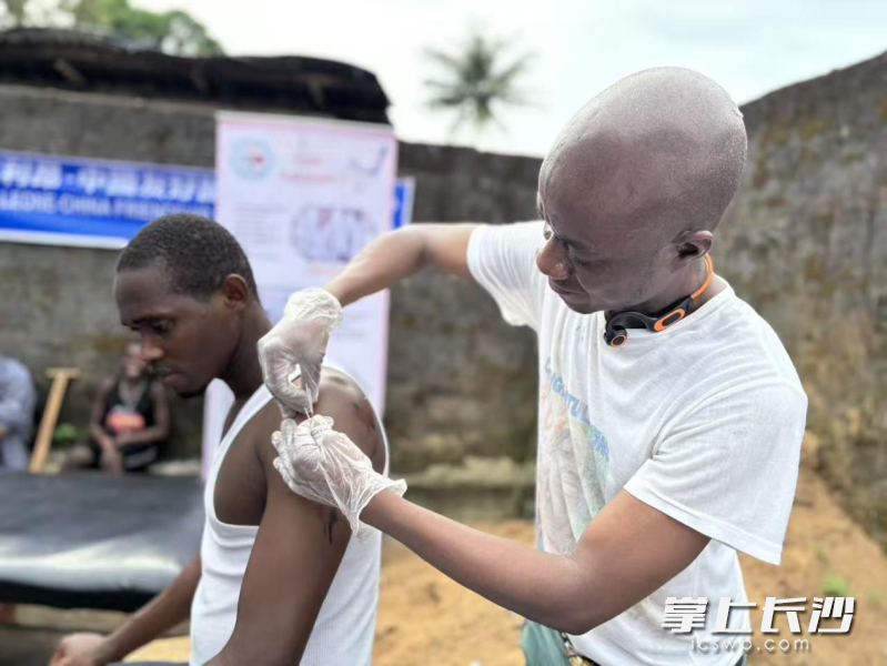 Umarr为患者做针灸治疗。 通讯员供图