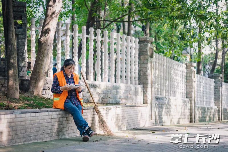 黄新生在工作间隙读书。受访者供图 黄新生在工作间隙读书。受访者供图