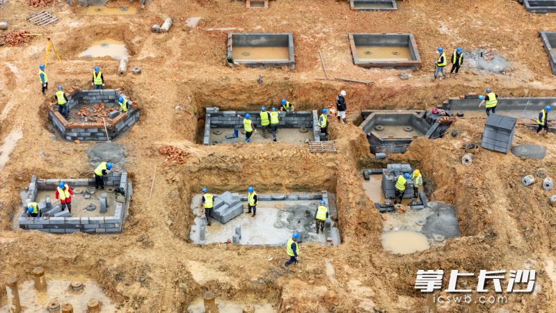 项目已顺利完成地下室基坑土方外运及桩基础施工，正式迈入地下室底板承台施工阶段。