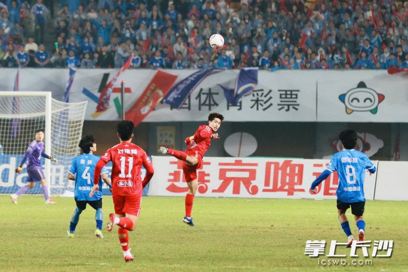 两队球员在比赛中。 两队球员在比赛中。