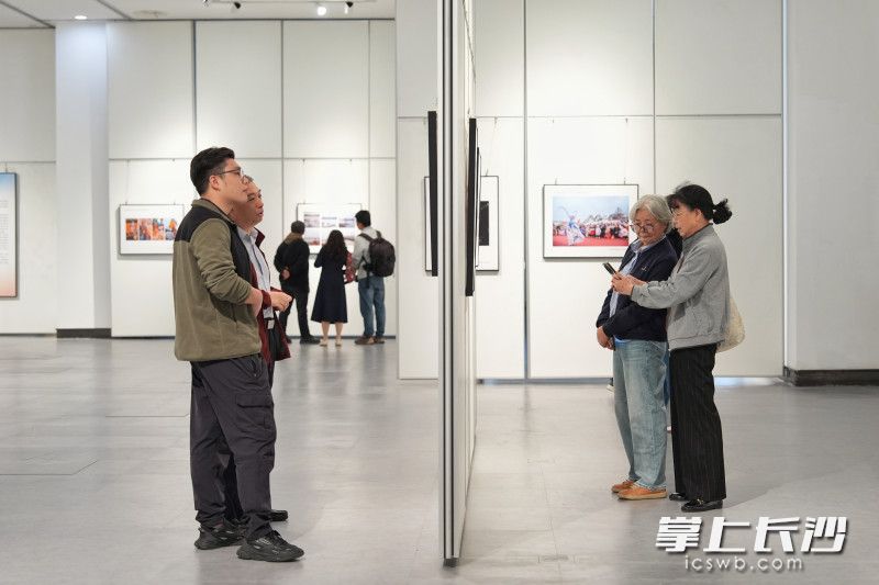 今日上午，“新质·新景·新生活”——长沙市第五届摄影艺术展，在隆平水稻博物馆临展厅开幕。  均为长沙晚报全媒体记者郭雨滴摄