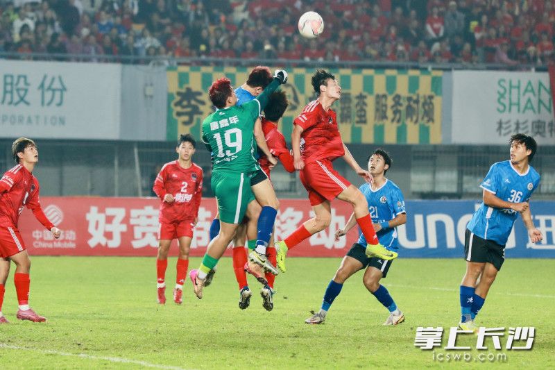 永州队守门员唐嘉年出击。 永州队守门员唐嘉年出击。