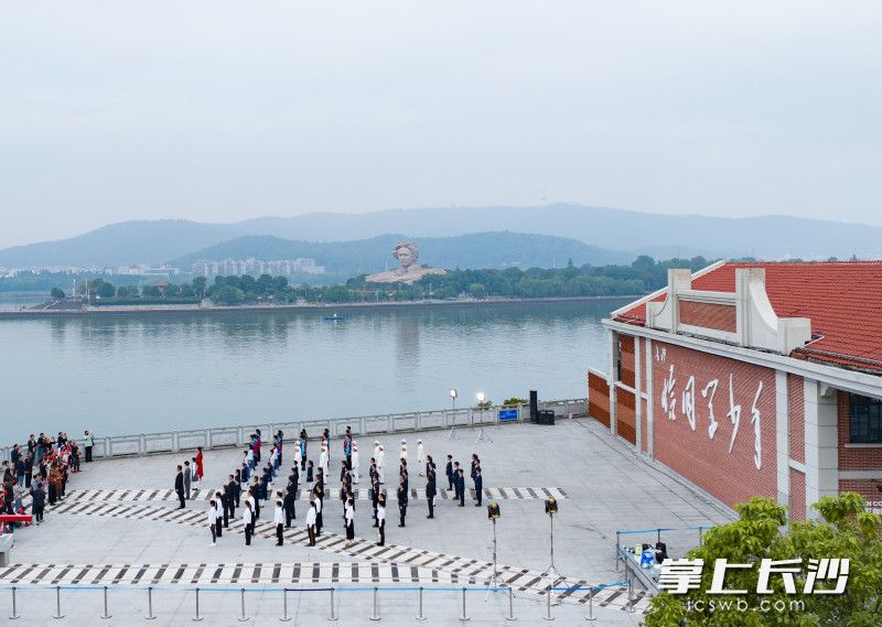 11月7日上午，一场别开生面的青春快闪在恰同学少年广场举行，这是《沁园春·长沙》创作100周年主题文化活动的重要部分。 均为长沙晚报全媒体记者邹麟摄