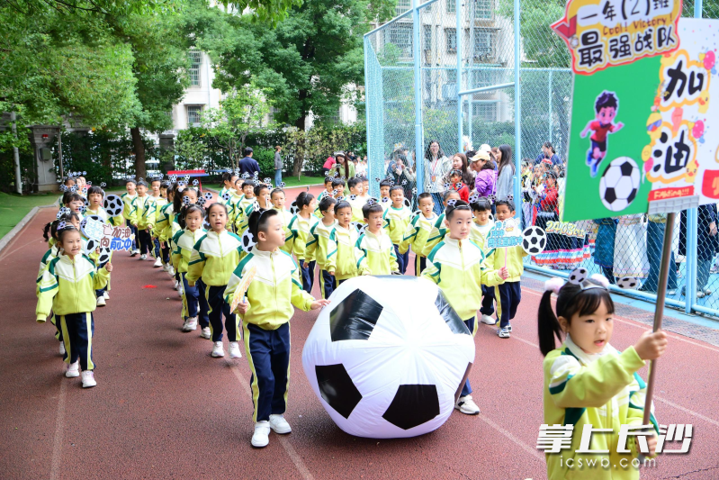 一年级以“运动萌娃,快乐启航”为主题,满是童真与活力。 一年级以“运动萌娃,快乐启航”为主题,满是童真与活力。