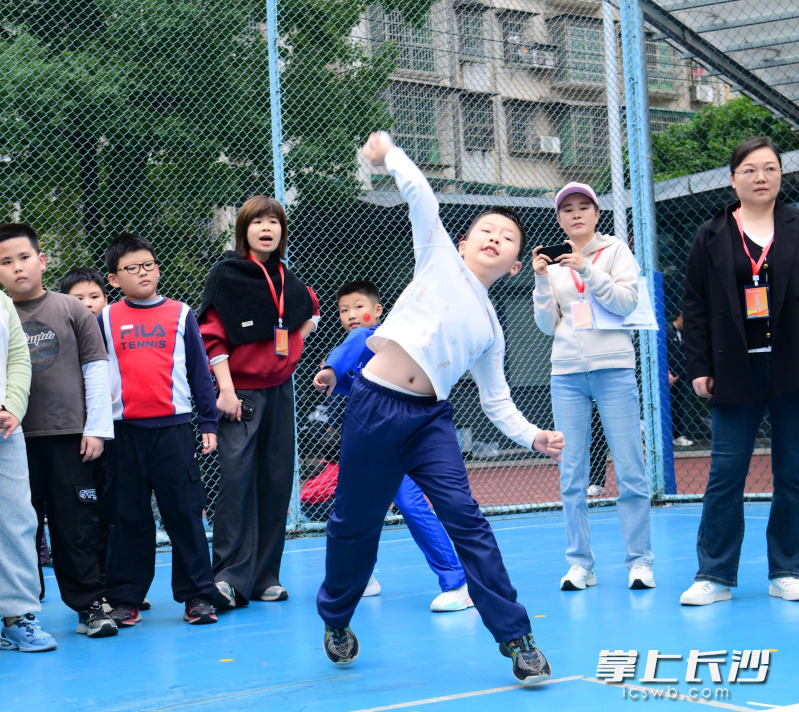 每一次投掷,考验的是力量,更是拼搏的精神。 每一次投掷,考验的是力量,更是拼搏的精神。