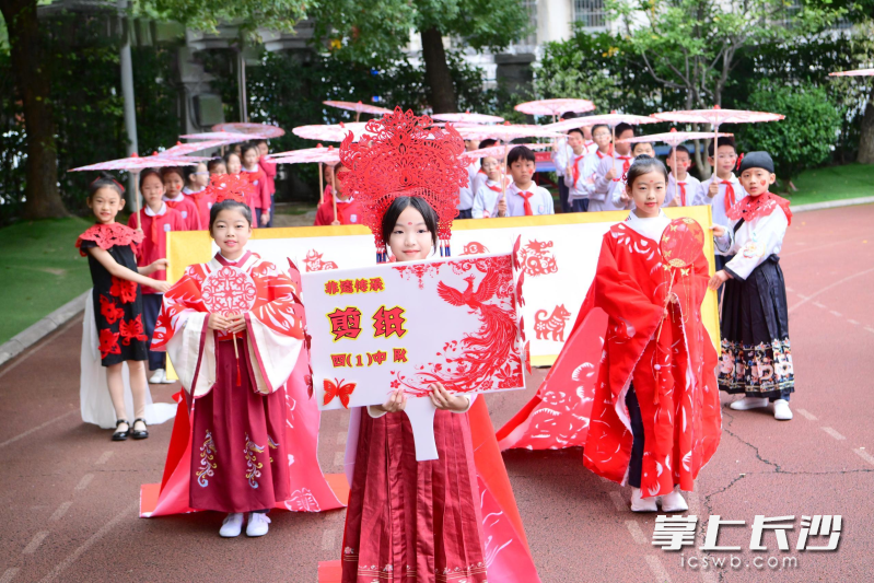 非遗方阵中,孩子们舞动剪纸,感受传统文化的魅力。 非遗方阵中,孩子们舞动剪纸,感受传统文化的魅力。