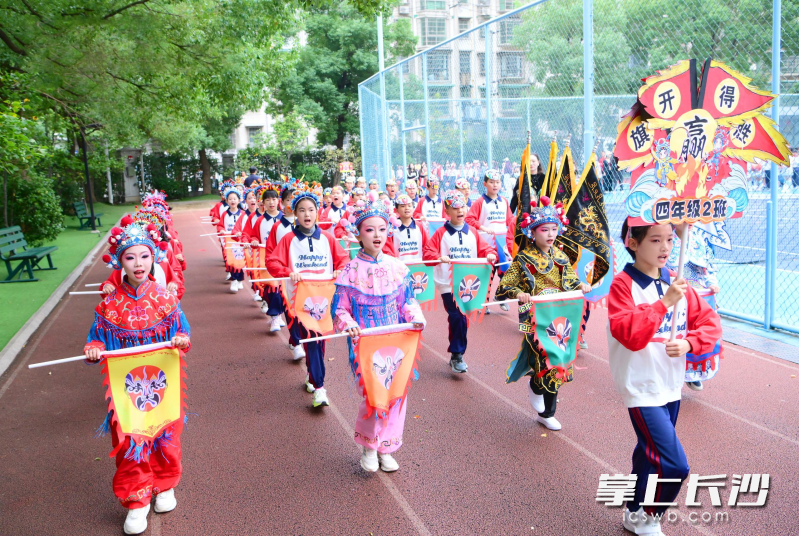 开幕式上,四年级2班的同学以京剧人物的造型登场,瞬间成为全场焦点。 均为学校供图 开幕式上,四年级2班的同学以京剧人物的造型登场,瞬间成为全场焦点。 均为学校供图