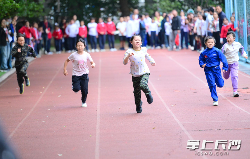 田径场上,小小少年奋力冲刺。 田径场上,小小少年奋力冲刺。