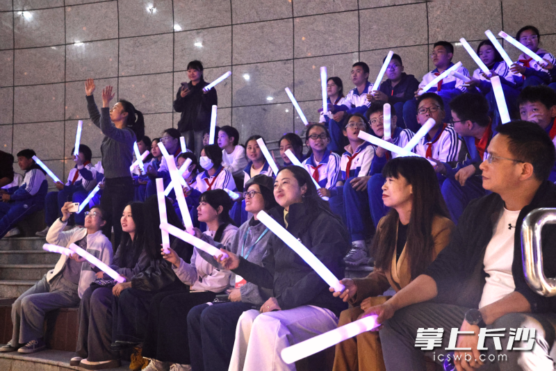 观众席上，师生们挥舞的荧光棒与台上的“星光”璀璨相互呼应。