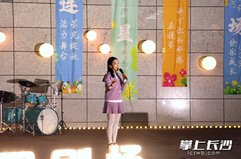 同学们大方自信的表现，展现无限青春活力。