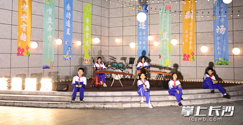 晚饭后的闲暇时光，附中双语实验学校北校区的学生们在学校连星剧场来了一场精彩的音乐快闪。 均为长沙晚报通讯员杨艺萱摄