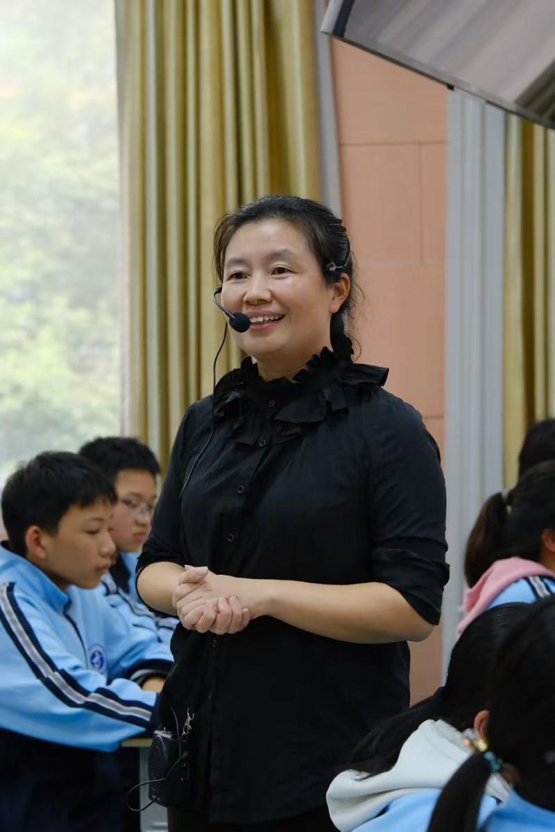 刘良珍老师则以文本赏析为核心，带领学生挖掘“白鸽”承载的情感内核。