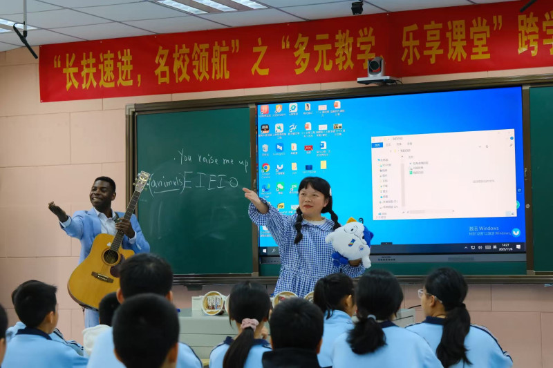课堂上，长郡中学国际部老师胡颂、外籍教师John与刘良珍三位教师的协同授课，让知识突破了学科围墙。