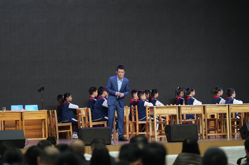 周南实验中学、湘江新区明德望城学校等5所学校,呈现了数字化课堂的高效与活力。 周南实验中学、湘江新区明德望城学校等5所学校,呈现了数字化课堂的高效与活力。