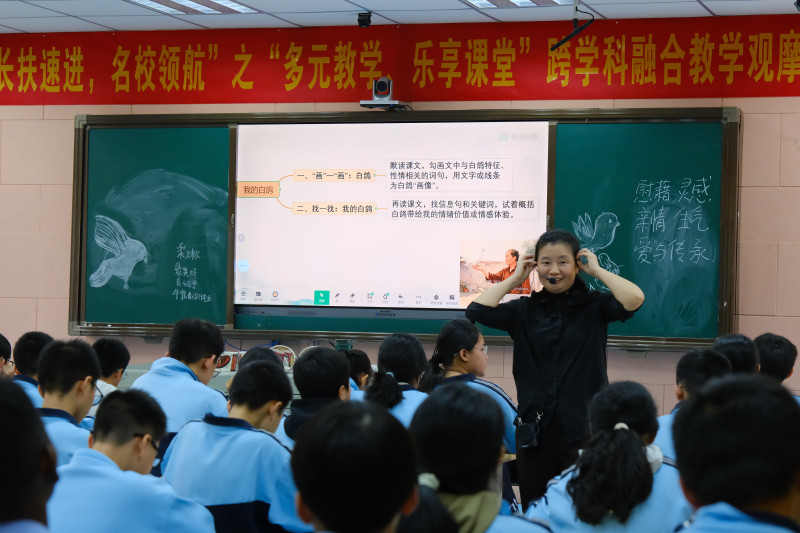 三位老师以七年级课文《我的白鸽》为载体，打造集语文、英语、音乐于一体的跨学科课程。长沙晚报通讯员 钟鸣 摄