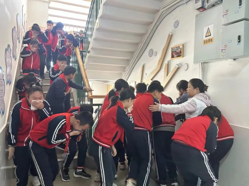 开福区伍家岭小学关工委组织开展消防安全疏散演练。通讯员供图 开福区伍家岭小学关工委组织开展消防安全疏散演练。通讯员供图