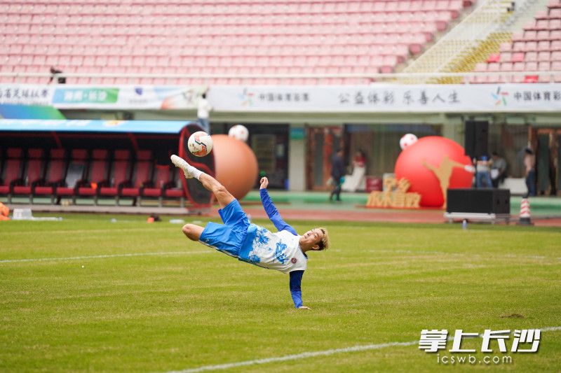 黄毅上演倒钩射门。 黄毅上演倒钩射门。