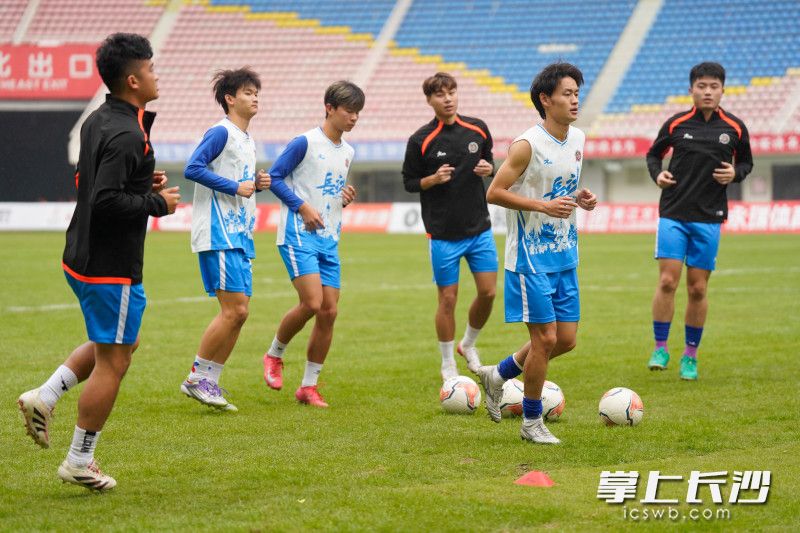 11月7日下午,“湘超”长沙队来到贺龙体育场进行赛前踩场训练。11月8日,长沙队将主场迎战岳阳队。 均为长沙晚报全媒体记者冯启阳摄 11月7日下午,“湘超”长沙队来到贺龙体育场进行赛前踩场训练。11月8日,长沙队将主场迎战岳阳队。 均为长沙晚报全媒体记者冯启阳摄