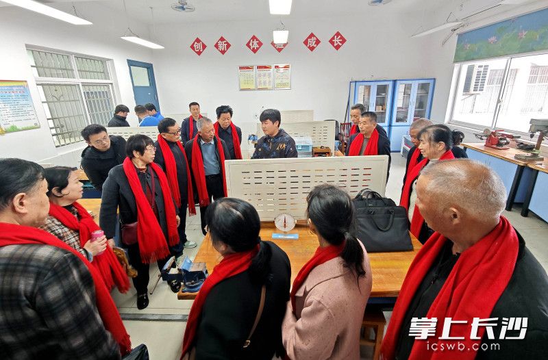 参观教学成果。 参观教学成果。