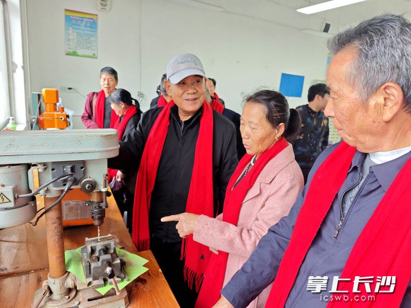 校友们参观学生创作体验车间。 均为长沙晚报全媒体记者贺文兵摄 校友们参观学生创作体验车间。 均为长沙晚报全媒体记者贺文兵摄