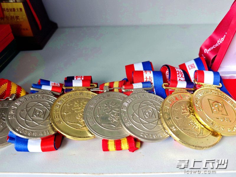 学校获得的科技创新奖牌。 学校获得的科技创新奖牌。