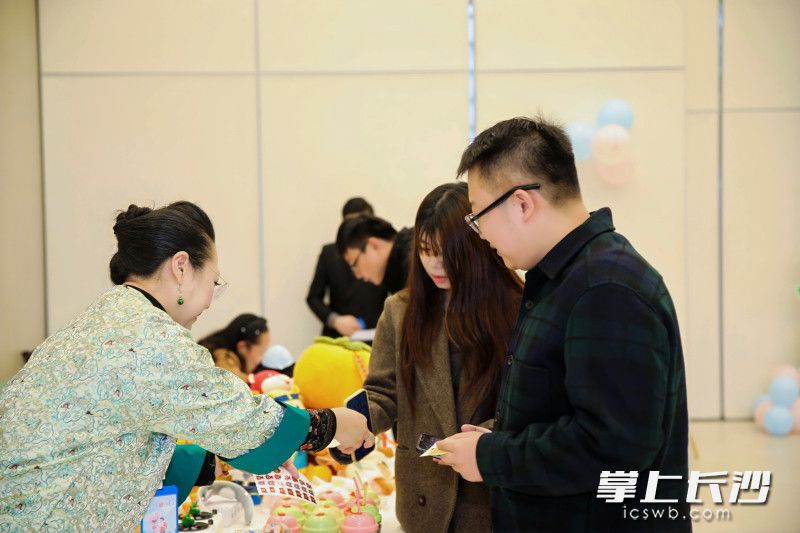 单身青年职工齐聚一堂,在轻松有趣的互动中,开启一场属于冬日的暖心邂逅。 单身青年职工齐聚一堂,在轻松有趣的互动中,开启一场属于冬日的暖心邂逅。