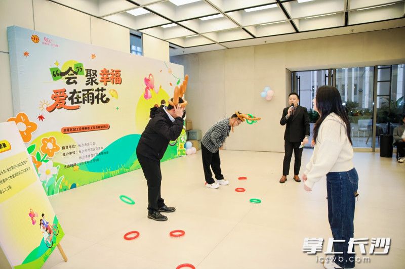 有趣的游戏迅速拉近青年们的距离。 有趣的游戏迅速拉近青年们的距离。