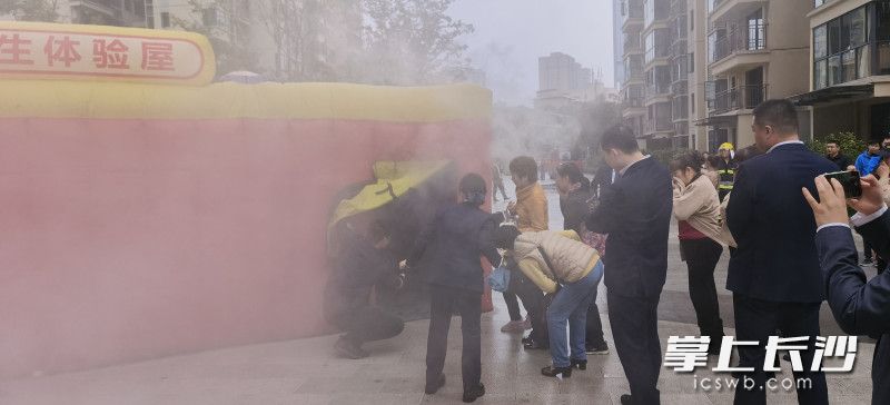 居民体验火灾逃生。 居民体验火灾逃生。