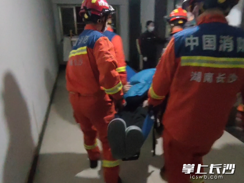 消防员转运患者。 长沙晚报通讯员 罗霜操 摄