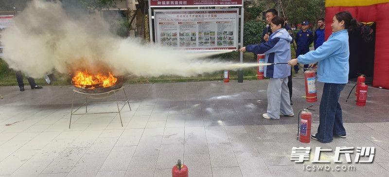 居民在学习灭火。 均为长沙晚报全媒体记者 周小华 摄 居民在学习灭火。 均为长沙晚报全媒体记者 周小华 摄