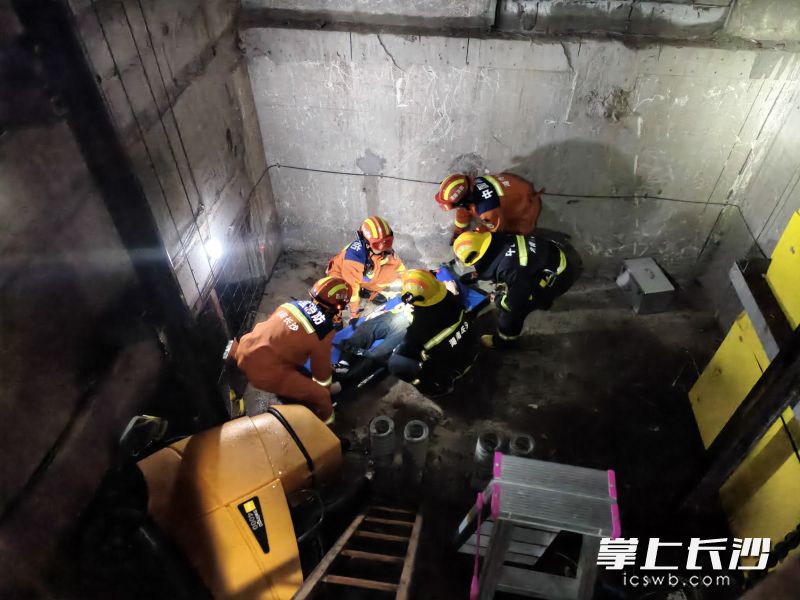 消防员正在营救被困保洁员。 长沙晚报通讯员 肖乐 供图 消防员正在营救被困保洁员。 长沙晚报通讯员 肖乐 供图