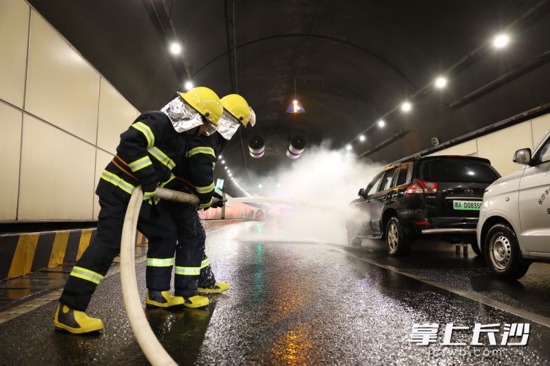 消防救援作业。 消防救援作业。