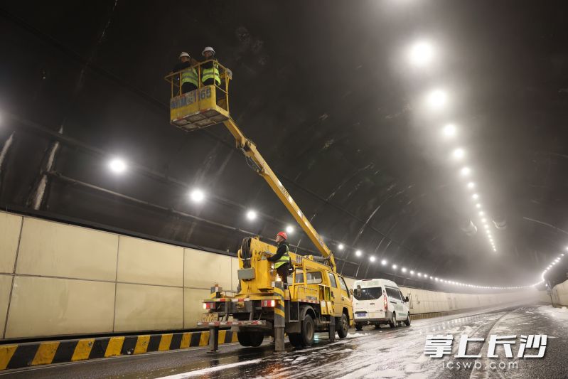 对隧道设施进行安全评估。 对隧道设施进行安全评估。