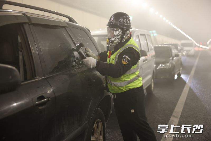 模拟解救隧道车辆中被困人员。均为长沙市城管局供图 模拟解救隧道车辆中被困人员。均为长沙市城管局供图