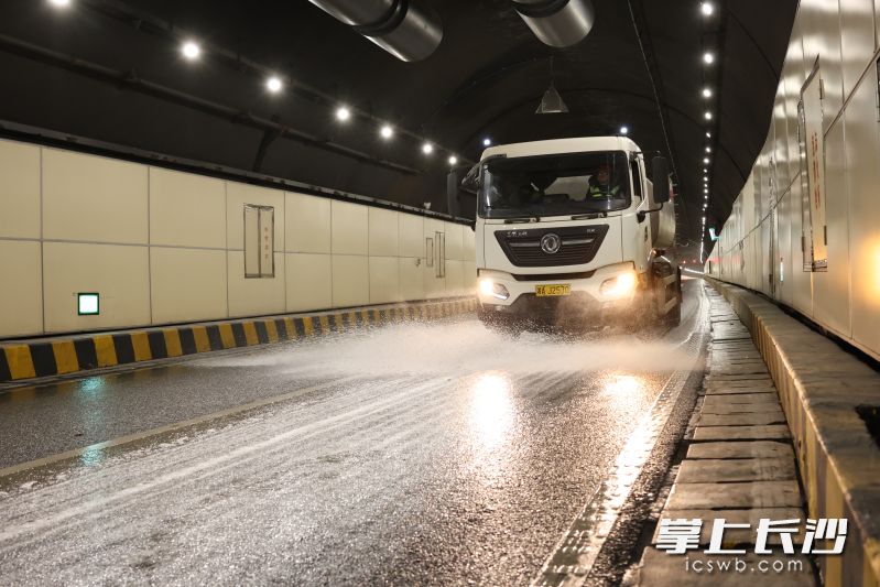 清扫现场。 清扫现场。