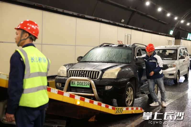 转移事故车辆。 转移事故车辆。