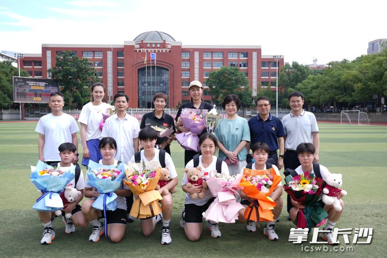 雅礼中学是国家级后备人才基地，雅礼女篮多次为长沙市、湖南省争得荣誉。图为2024年，雅礼女篮将士代表中国队拿到2024年世界中学生篮球锦标赛冠军后，载誉回到学校。长沙晚报全媒体记者 王珊琪 摄